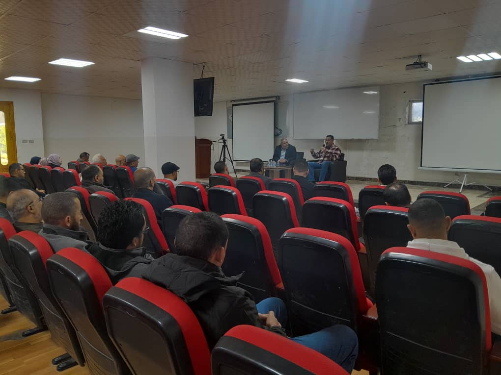 كلية تقنية المعلومات تنظّم جلسة حوارية علمية حول البحث العلمي والدراسات الأكاديمية