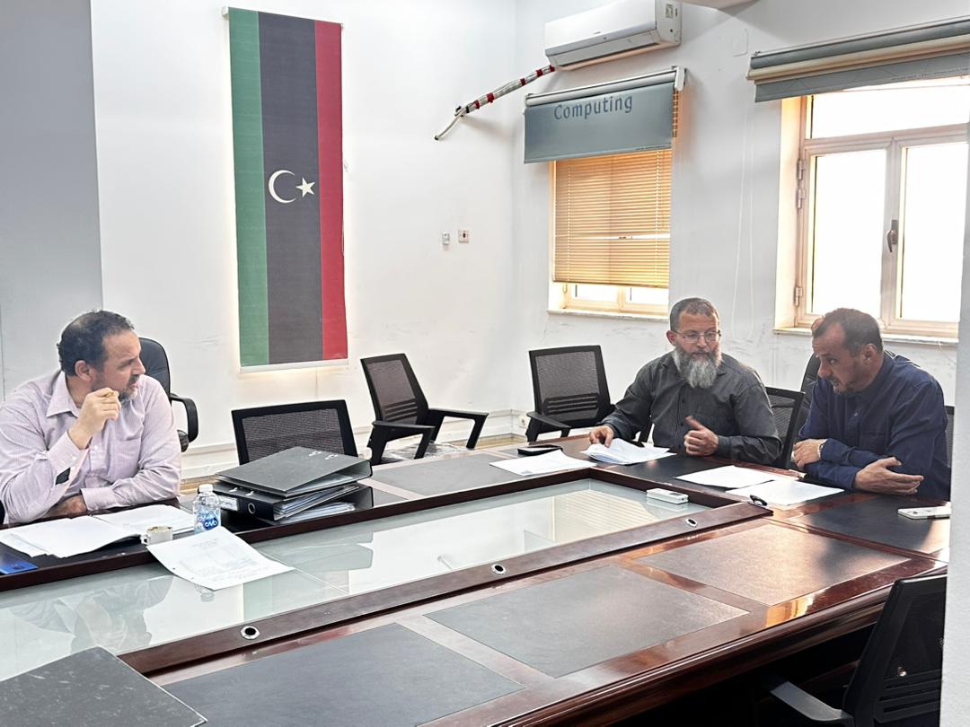 اجتماع فريق الجودة بكلية تقنية المعلومات لمتابعة تنفيذ معايير الجودة وتعزيز التحسين المستمر