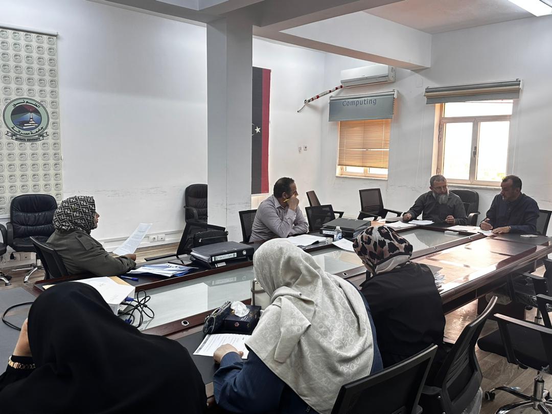 اجتماع فريق الجودة بكلية تقنية المعلومات لمتابعة تنفيذ معايير الجودة وتعزيز التحسين المستمر