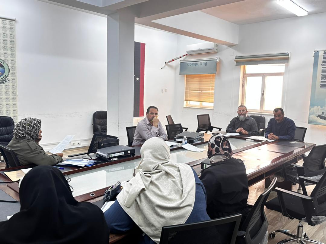 اجتماع فريق الجودة بكلية تقنية المعلومات لمتابعة تنفيذ معايير الجودة وتعزيز التحسين المستمر