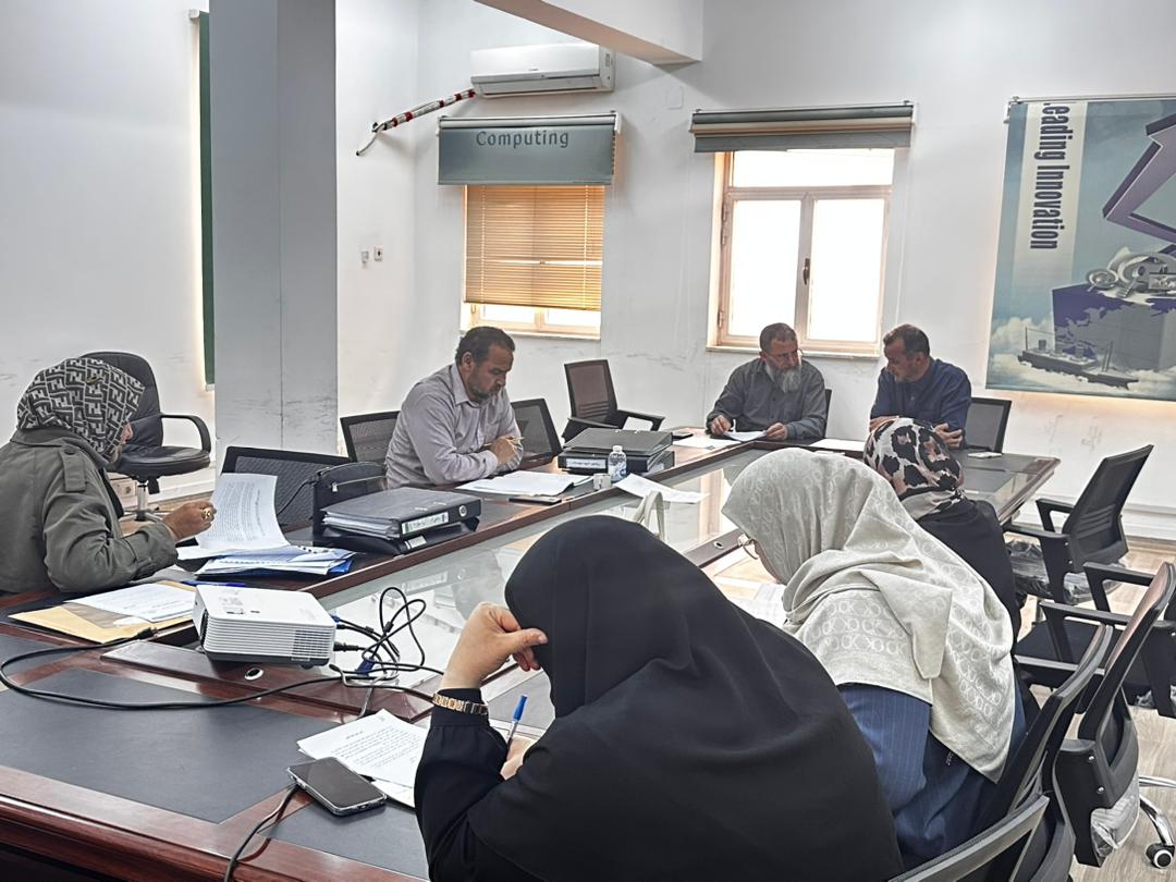 اجتماع فريق الجودة بكلية تقنية المعلومات لمتابعة تنفيذ معايير الجودة وتعزيز التحسين المستمر