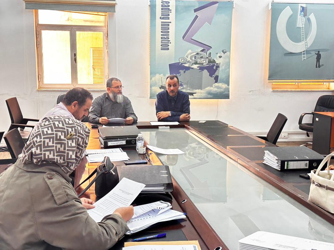 اجتماع فريق الجودة بكلية تقنية المعلومات لمتابعة تنفيذ معايير الجودة وتعزيز التحسين المستمر